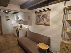 a living room with a couch and a kitchen at La Cantarera del Duero in Tordesillas