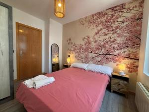 Postel nebo postele na pokoji v ubytování Atuairehome En la Plaza Mayor II Centro Histórico de Burgos con Parking Incluido