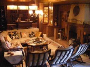Una sala de estar con un sofá, una mesa y sillas. en Ferienwohnung, Herzlake, en Herzlake 13 fotos más