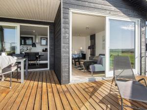 Harboørにある4 person holiday home in Harboøre-By Traumのリビングルーム、ダイニングルーム(ガラスのスライドドア付)