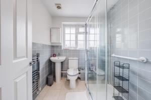 Ένα μπάνιο στο Stylish 2-Bedroom Home with Garden in Leafy Ickenham +64 φωτογραφίες