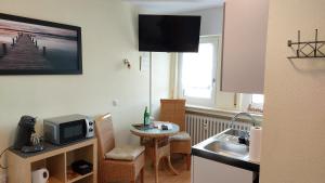 Un televizor și/sau centru de divertisment la Ferienapartment MW 2b Höxter Weserbergland an der Weser inkl Küche, Wäsche, LAN, Parkplatz, Self CheckIn