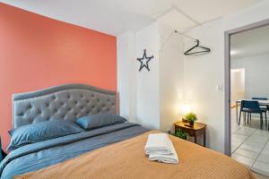 Postel nebo postele na pokoji v ubytování Spacious 4BR Stay in Lower Manhattan