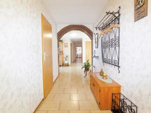 un couloir avec une arche et une table en bois dans l'établissement Wohnung in Densberg nahe Kellerwald, à Densberg