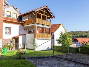 a house with a balcony and a fence at Wohnung in Densberg nahe Kellerwald in Densberg