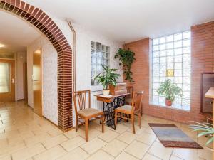 une pièce avec une table et des chaises et un mur de briques dans l'établissement Wohnung in Densberg nahe Kellerwald, à Densberg 32 autres photos
