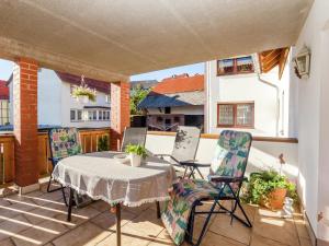 un patio avec une table et des chaises sur un balcon dans l'établissement Wohnung in Densberg nahe Kellerwald, à Densberg