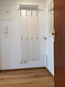 une pièce avec quatre miroirs sur le mur dans l'établissement City-Apartment Am Holzberg, à Wilkau-Haßlau
