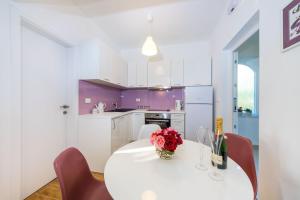 Kuchyňa alebo kuchynka v ubytovaní Apartment Lavander