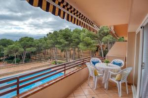 a balcony with a table and chairs and a pool at Rincón de Aigua Xelida in Tamariu