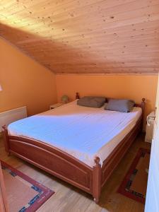 Ένα ή περισσότερα κρεβάτια σε δωμάτιο στο Heart of the Forest Penthouse