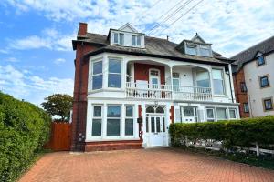 Casa blanca grande con entrada de ladrillo en Fairhaven View Apartments - Lytham St Annes, en Lytham St Annes