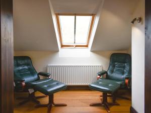 twee stoelen in een kamer met een raam bij Combe Cottage-Uk42228 in Low Borrowbridge