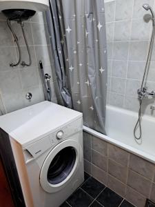 ポドゴリツァにあるSunrise 2のバスルーム(シャワーカーテン付)の洗濯機が備わります。