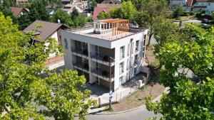 vista sul soffitto di un edificio bianco con balcone di Park Central Tapolca - Corner a Miskolctapolca