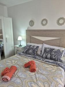 Dos pantuflas en una cama en un dormitorio. en Rincon de Maruca 3B, en Gran Tarajal
