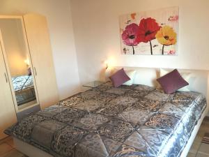 una camera da letto con un letto e un quadro sul muro di Wohnung in Silbecke mit Pool und Wald ad Attendorn Altre 10 foto