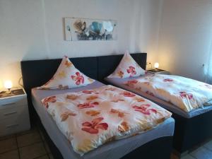 due letti uno accanto all'altro in una stanza di Wohnung in Silbecke mit Pool und Wald ad Attendorn