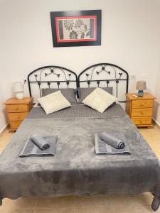 トレビエハにあるCasa Felizの大きなベッドとタオル2枚のある寝室