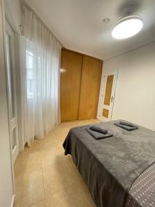 トレビエハにあるCasa Felizのベッドと大きな窓のある寝室