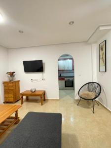 トレビエハにあるCasa Felizのリビングルーム(テレビ、椅子付)