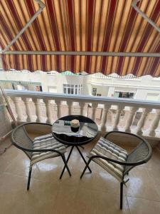 トレビエハにあるCasa Felizのバルコニー(テーブル、椅子2脚付)