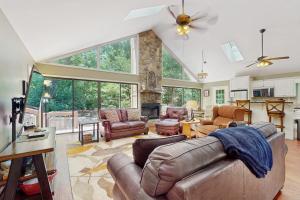 Χώρος καθιστικού στο Creekside Retreat