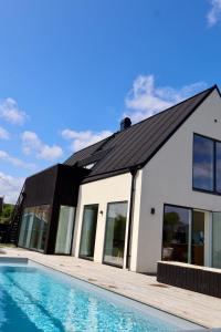 Hồ bơi trong/gần Seaside villa with pool