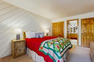 サンバレーにある4311 Fairway 9の赤い掛け布団が敷かれたベッドのある寝室
