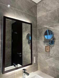 un baño con espejo y lavabo en Em Apartment - Ocean and Lighthouse View, Sapphire Residence S2, en Ha Long