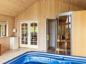 una camera con piscina in una casa di 8 person holiday home in Løkken-By Traum a Nørre Lyngby Altre 28 foto