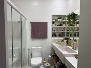 a bathroom with a toilet and a shower and a sink at COP 30 Casa com 04 Suítes e 01 Quarto individualizados in Belém +11 photos