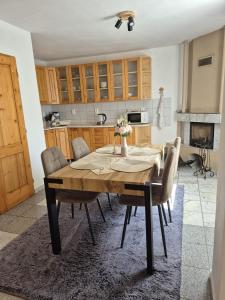 Η κουζίνα ή μικρή κουζίνα στο Chata HUBERT