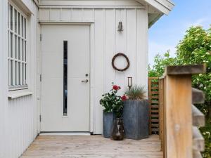 Ellösにある8 person holiday home in ELLÖSの白い家の白い玄関