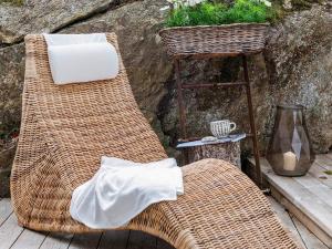 Ellösにある8 person holiday home in ELLÖSの木製デッキに座る籐のベンチ2つ +39枚の写真
