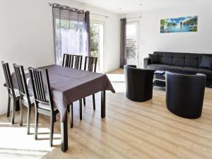 Una sala de estar con una mesa y sillas y un sofá. en Holiday Home in Brignoles with Private Pool, en Brignoles 19 fotos más