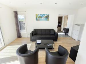 una sala de estar con un sofá y dos sillas en Holiday Home in Brignoles with Private Pool, en Brignoles