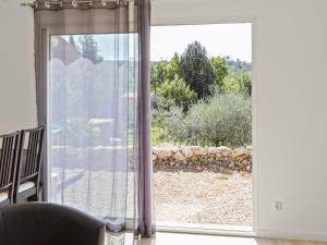 una puerta corredera de cristal con vistas a un patio en Holiday Home in Brignoles with Private Pool, en Brignoles
