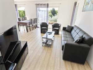 una sala de estar con un sofá y una mesa en Holiday Home in Brignoles with Private Pool, en Brignoles