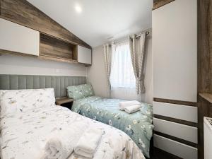 une chambre avec deux lits et une fenêtre dans l'établissement Brookwood, à Weston-super-Mare