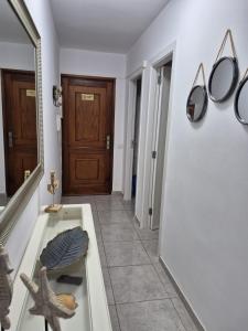 Habitación con mesa de cristal y espejo. en Rincon de Maruca 3B, en Gran Tarajal