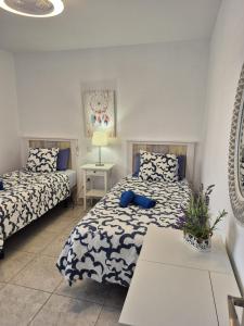 Un dormitorio con dos camas y una mesa y un sofá. en Rincon de Maruca 3B, en Gran Tarajal 23 fotos más