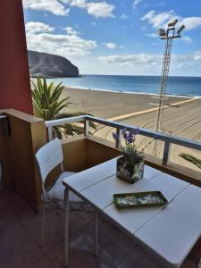 balcón con mesa y vistas a la playa en Rincon de Maruca 3B, en Gran Tarajal