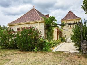 an exterior view of a house with a turret at Peaceful Stay in Thédirac in Lavercantière