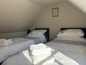 En eller flere senge i et værelse på Mary Cottage