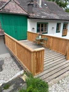 a wooden deck in front of a house at Privatzimmer im Haus Holzmann am Gmundnerberg in Ebenzweier