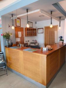 una gran cocina con una gran encimera de madera en Hotel O Noso Portosin, en Portosín