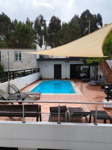 Una piscina con un gran dosel sobre ella en Hotel O Noso Portosin, en Portosín