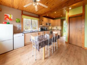 Virtuvė arba virtuvėlė apgyvendinimo įstaigoje Cozy Family Cottage in Érezée dar 29 nuotraukos
