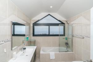 łazienka z wanną, umywalką i oknem w obiekcie Villa Werner by Madeira Dream Stays w mieście Ponta do Pargo +46 zdjęć